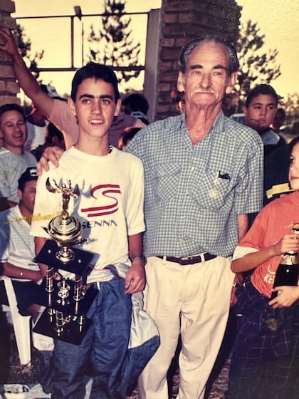 Con el abuelo Basilio (falleció en 2005) en 2000 tras ganar una carrera de "cafeteras" en Oberá