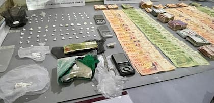 Los oficiales secuestraron más de 400 gramos de cocaína, integrados por medio ladrillo de 362 gramos, 4 trozos de 30,9 gramos, una bola de 6,9 y 30 envoltorios con 7,7 gramos. También se decomisó dinero y más de 10 teléfonos celulares