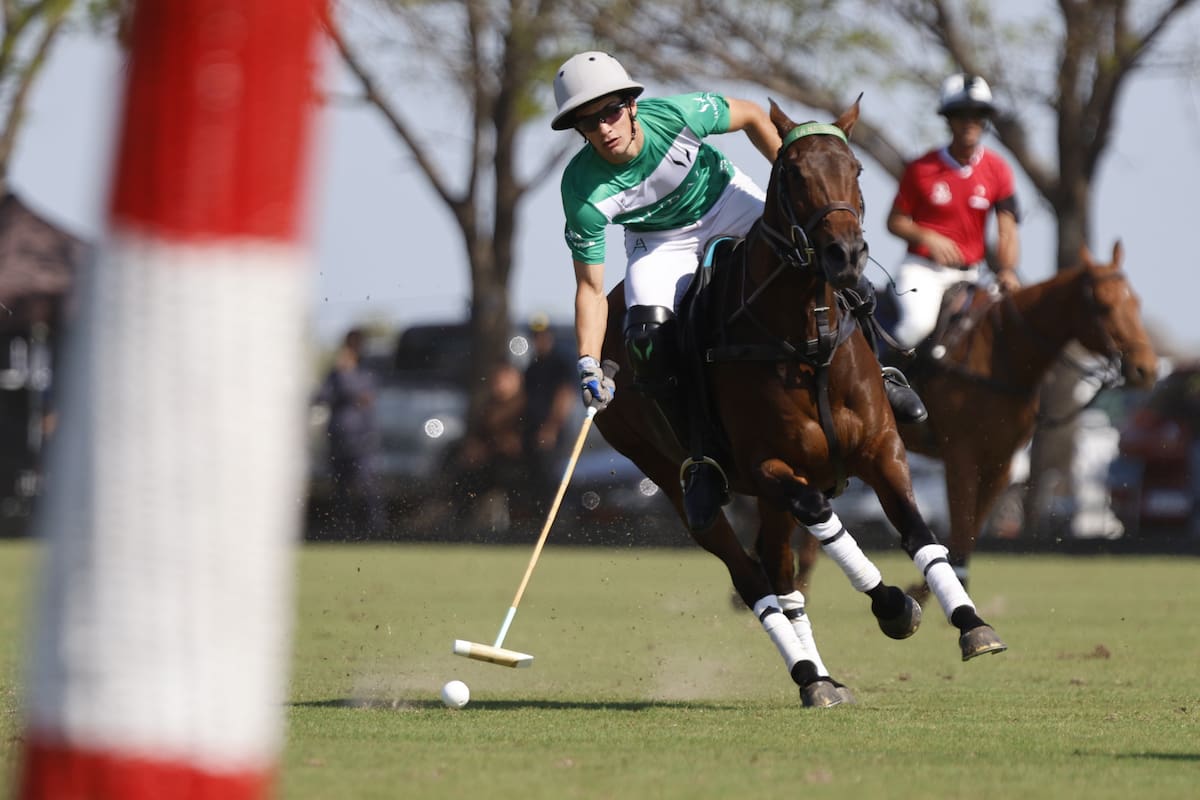 Con el arco entre ceja y ceja: Camilo Castagnola descolló con 12 goles en el 26-12 de La Natividad a La Hache Cría y Polo, el partido inaugural del Abierto de Hurlingham, en Pilar.