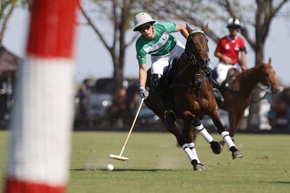 Con el arco entre ceja y ceja: Camilo Castagnola descolló con 12 goles en el 26-12 de La Natividad a La Hache Cría y Polo, el partido inaugural del Abierto de Hurlingham, en Pilar.