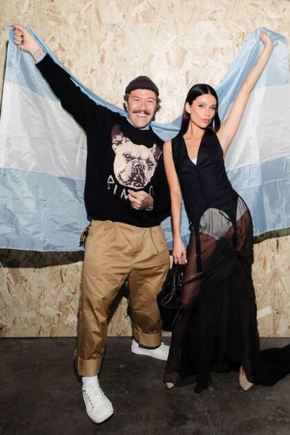 Con el argentino Adrián Appiolaza, quien lanzó su segunda colección como director creativo para Moschino.
