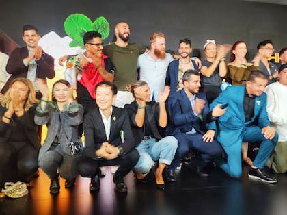 Con el argentino Pablo Zitarosa en el centro, los mejores bartenders del mundo en el el escenario del World Class 2023