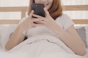 Con el avance de la tecnología, enviar mensajes a cualquier hora se volvió una práctica muy común (Foto: Freepik)