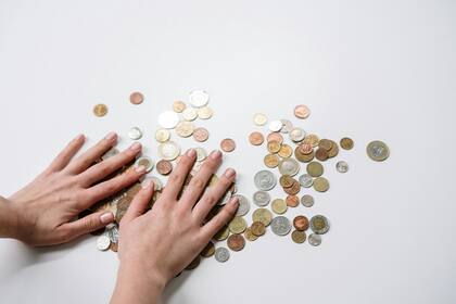 Con el avance de la tecnología, surgieron aplicaciones móviles que asisten en la autenticación de monedas mediante análisis acústicos. Foto: Archivo.