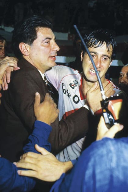 Con el Beto Alonso, uno de sus jugadores preferidos, pero la debilidad de Santilli fue el uruguayo Walter Gómez