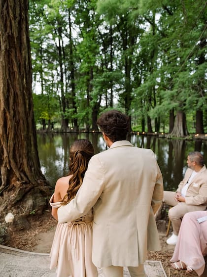 Con el bosque como testigo, el actor aguardaba a su gran amor junto a su hija Rufina, fruto de su relación con Eugenia "China" Suárez
Fotos: @mauriciogaray_