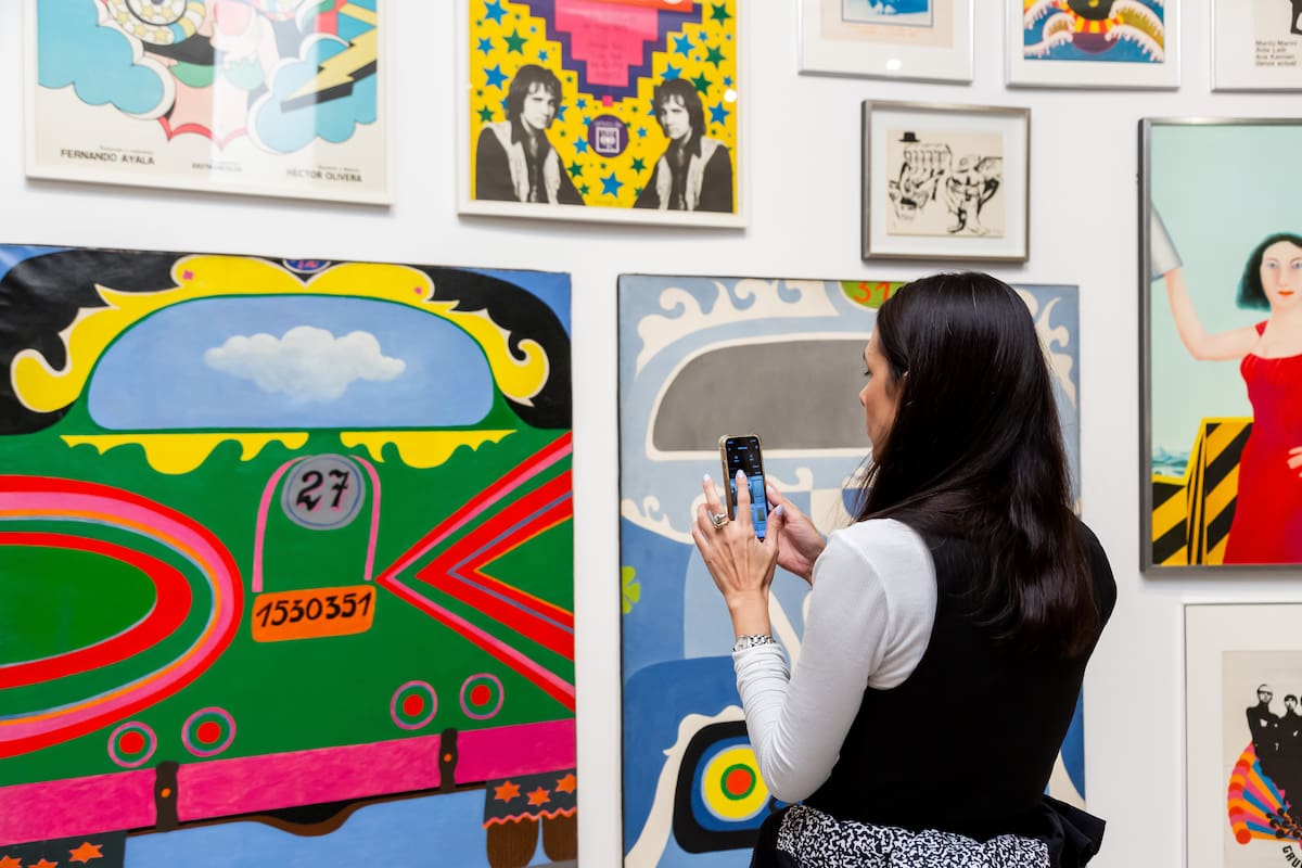 Con el celular no sólo se toman fotos: también se accede al material digital producido por el museo