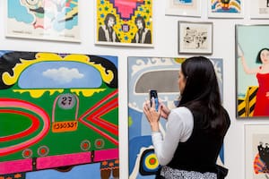 Con el celular no sólo se toman fotos: también se accede al material digital producido por el museo
