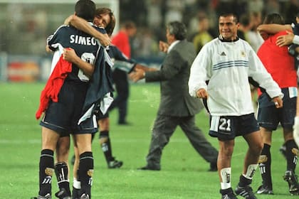 Con el Chelo Delgado como testigo, el abrazo de Paz y el Cholo tras eliminar a Inglaterra en Francia '98
