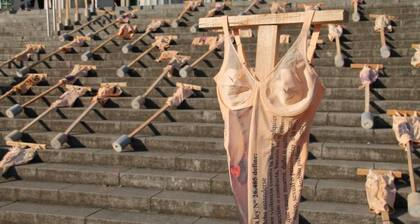 Con el colectivo Entresuturas llevó adelante la instalación "Ausentadas", bodies intervenidos en las escalinatas de la Facultad de Derecho de la Universidad de Buenos Aires