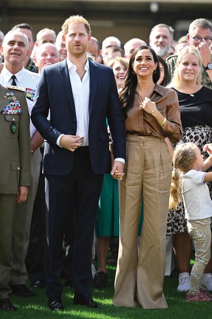 Con el comando de Fuerzas Conjuntas de la OTAN en el quinto día de los Invictus. Meghan llevó una blusa de L’Agence, un pantalón wide leg de Gabriela Hearst y stilettos Manolo Blahnik.
