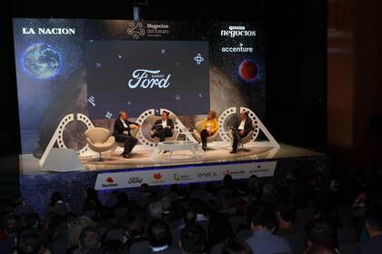 Con el consumidor en el centro y el foco puesto en las experiencias, los modelos de negocios se transforman al ritmo del avance en la tecnología; esa fue la conclusión a la que llegaron más de 20 emprendedores, ejecutivos y académicos que debatieron en un encuentro organizado por LA NACION