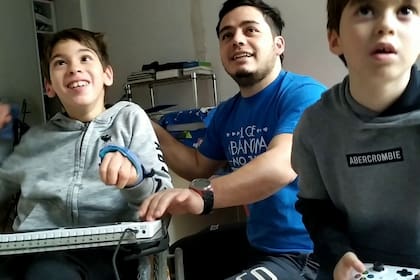 Con el control adaptativo Ian puede jugar en la Xbox One junto con su hermano