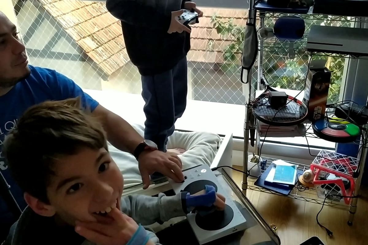 Con el control adaptativo Ian puede jugar en la Xbox One junto con su hermano