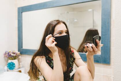 Con el coronavirus cambiaron las costumbres: aumentaron los tratamientos en casa; el maquillaje hace foco en los ojos y en la protección de la luz azul de las pantallas; los cuidados para evitar el acné