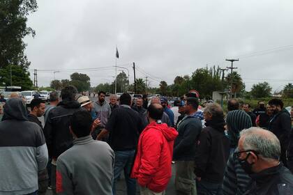 Con el corte de una ruta, productores autoconvocados reclamaron que se abra el dique Ullum para regar sus cultivos