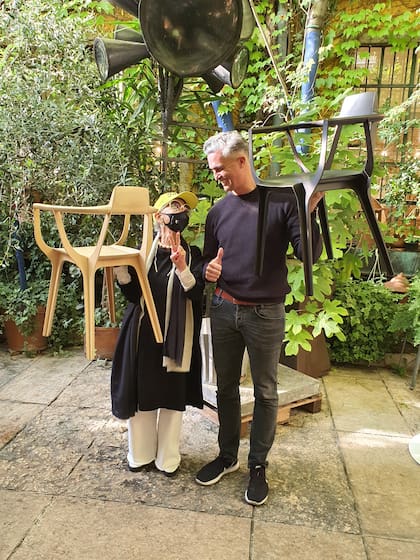 Con el diseñador argentino Francisco Gómez Paz, ganador del Compasso d’Oro con su silla Eutopia.