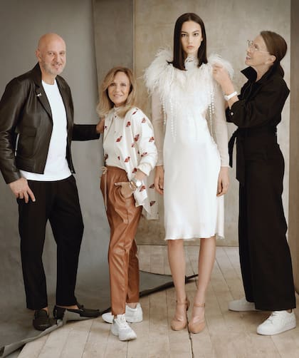 Con el diseñador Fabián Zitta, modelo con vestido en satén de seda con arnés en tul, plumas y flecos. Lucía: camisa estampada (Jazmín Chebar), remera de lana (Las Pepas), pantalón de cuero (Jazmín Chebar). Josefina: overol de gabardina (Rapsodia) y zapatillas de cuero (Uma)