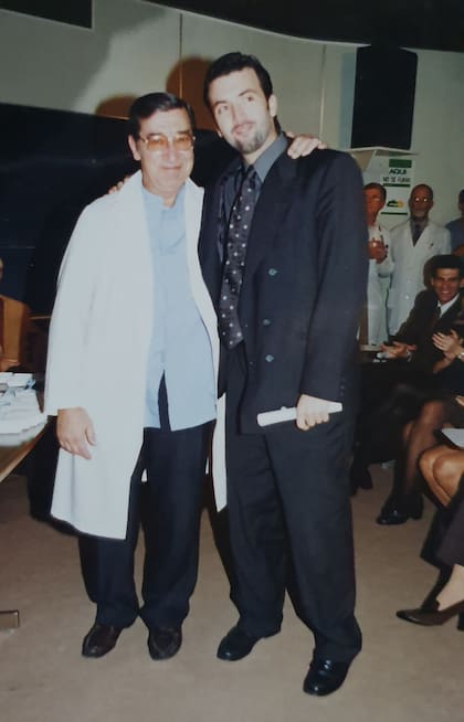 Con el Dr. Omar Vetromile, ya jubilado, que le entregó el certificado de fin de la residencia.