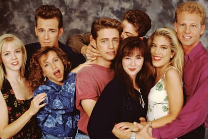 Con el elenco de Beverly Hills 90210, la serie que la catapultó a la fama.