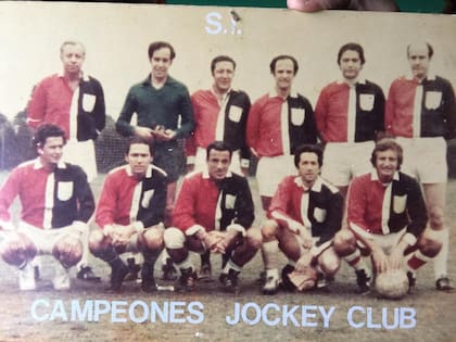 Con el equipo de futbol del Jockey Club. El dueño de la pelota, claro