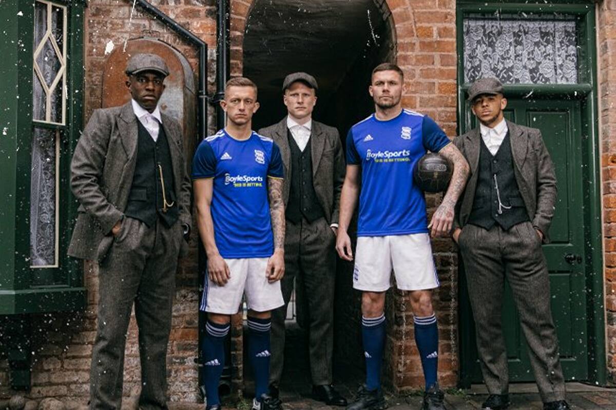 Con el estilo de la serie protagonizada por Cillian Murphy, el equipo mostró su nueva colección