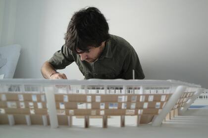 Con el estudio de Viñoly, realizó maquetas para la Universidad de Oxford, en Inglaterra y para escuelas y museos de la ciudad de Nueva York