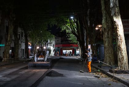 Con el foco puesto en mejorar la movilidad y la seguridad vial, las tareas previstas incluyen: repavimentaciones integrales; nivelaciones y renovaciones de asfalto; reparaciones de losas de hormigón y recolocación de adoquines; mejoras en señalización y demarcación horizontal, entre otras, como ocurre en Jerónimo Salguero, del 1300 al 3800 (Gentileza Gobierno de la Ciudad)