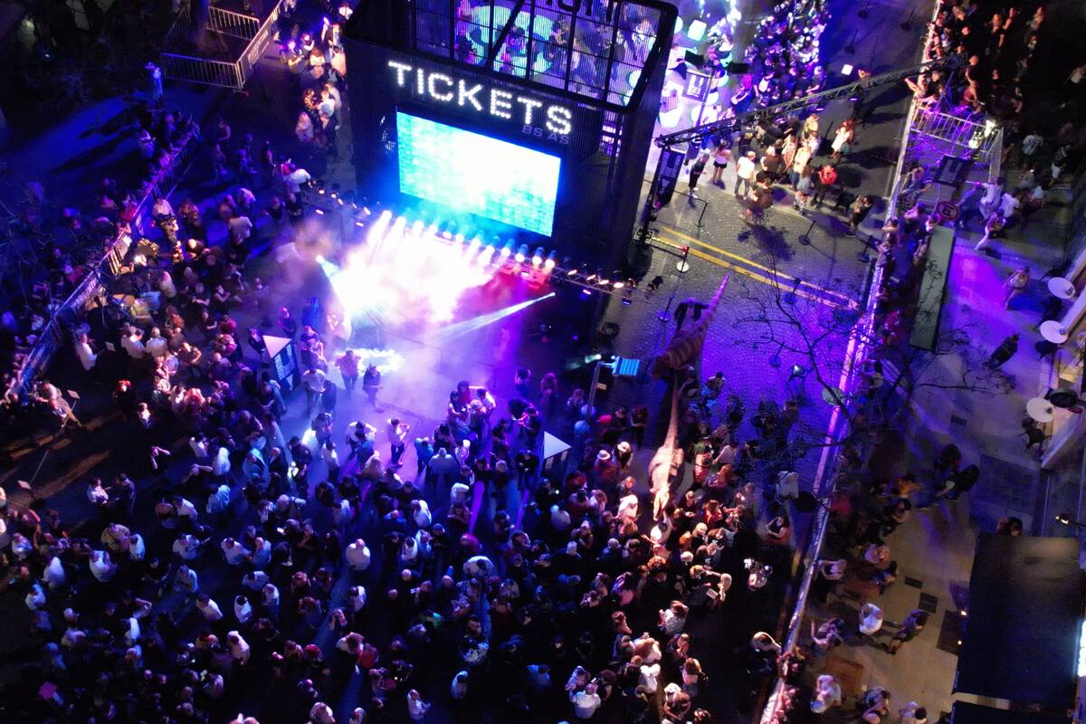 Con el fondo del Obelisco porteño diversos elencos del circuito comercial, acompañados por los teatros públicos y alternativos, se congregaron anoche para presentar los espectáculos que se presentarán en Buenos Aires, Mar del Plata y Carlos Paz