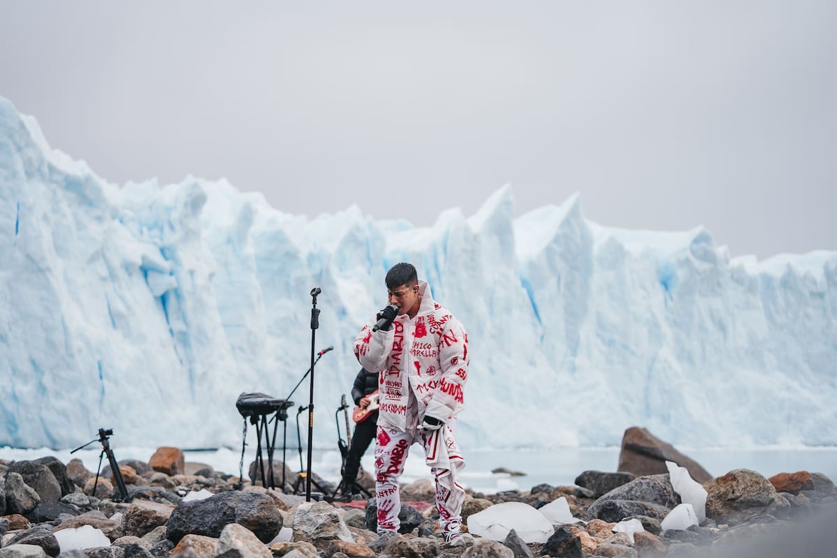 Con el Glaciar Perito Moreno como escenario, el artista más destacado de la escena presentó su reciente álbum en streaming global a través del canal de YouTube oficial de Movistar Argentina.