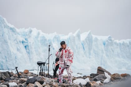 Con el Glaciar Perito Moreno como escenario, el artista más destacado de la escena presentó su reciente álbum en streaming global a través del canal de YouTube oficial de Movistar Argentina.