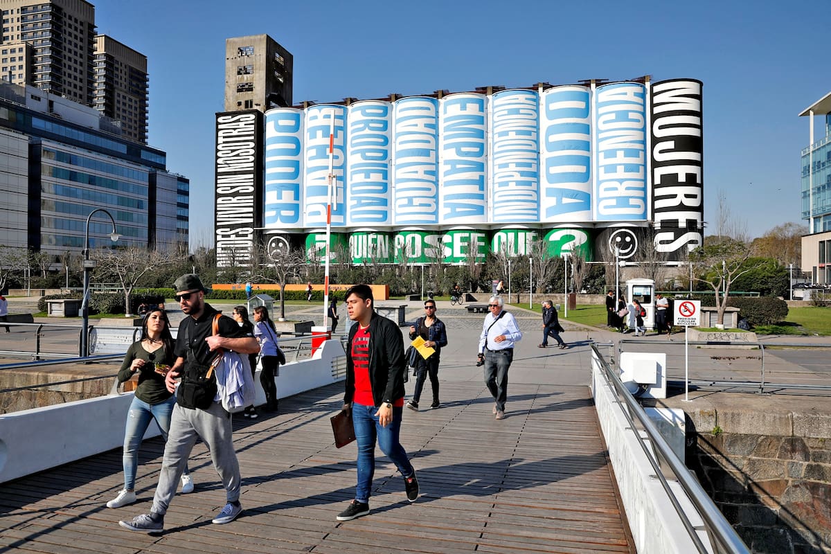 Con el inefable Maurizio Cattelan, que llamó la atención con sus tumbas imaginarias, empezaron las actividades con varios circuitos; anoche, hubo fiesta en el Planetario