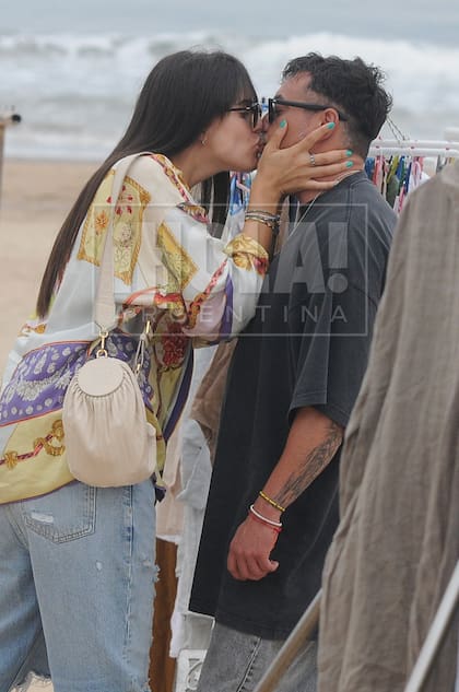 Con el mar de fondo, los novios se besan antes de regresar a su casa.