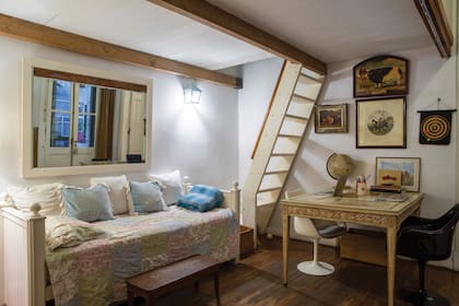 Con el mismo concepto, el cuarto de Justo abajo tiene un espacio de estudio.