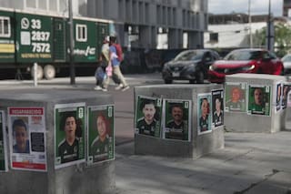 Con el Mundial en Guadalajara, familias de desaparecidos en México los vuelven estampas de fútbol