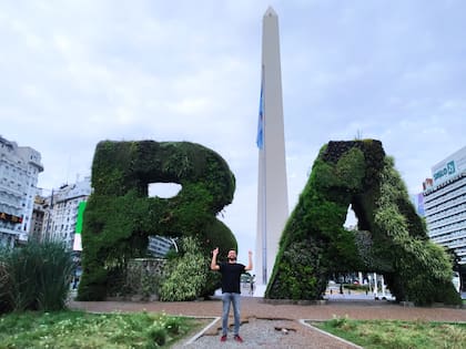 Con el obelisco y las letras de Buenos Aires