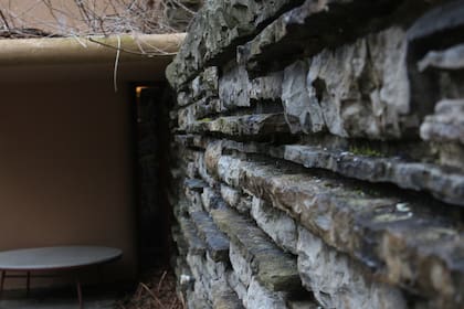 Con el objetivo de alcanzar una integración con el ambiente, los cimientos de la casa son las mismas rocas del lugar