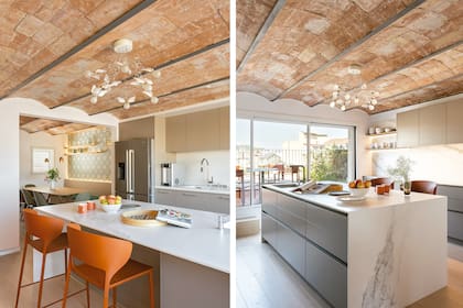 Con el objetivo de crear ambientes comunes, la cocina con isla se abrió al comedor convirtiéndolos en una unidad para disfrutar en familia y con amigos.