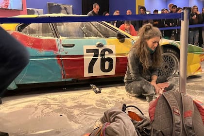 Con el objetivo de crear conciencia sobre el cambio climático, activistas atacan obras de arte: en este caso, un BMW M1 pintado en 1979 por Andy Warhol fue cubierto de harina en Milán hoy