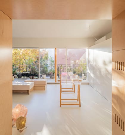 Con el objetivo estricto de que ningún elemento robe luminosidad, se eligió una madera natural y clara para todos los muebles y revestimientos. ¡Atención a los "tablones" de acrílico sobre los caballetes!