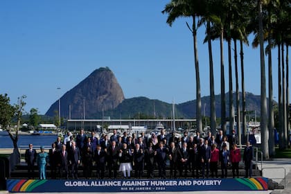 Con el Pan de Azúcar de fondo, los jefes de Estado que asisten a la cumbre del G20 posan para una fotografía en grupo, el lunes 18 de noviembre de 2024, en Río de Janeiro. (AP Foto/Eraldo Peres)
