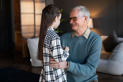 Con el paso de los años, las personas pueden modificar su relación con los objetos que acumularon (Foto: Freepik)