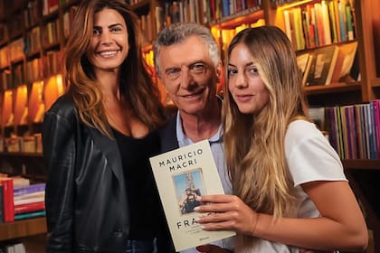 Con el pelo largo y algunas mechas rubias, junto con sus padres, Juliana Awada y Mauricio Macri, durante la presentación de Franco, el libro que acaba de lanzar el ex presidente