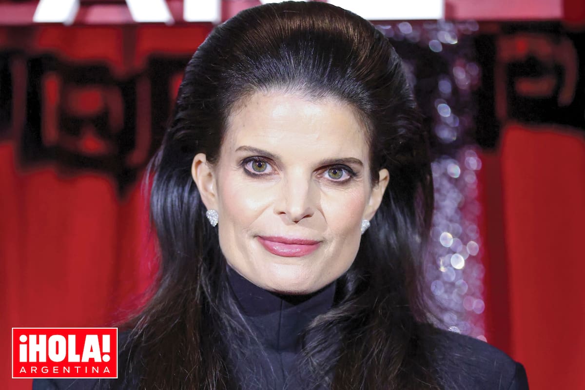 Con el pelo mucho más oscuro y un peinado batido inspirado en los
que usaba Jackie Kennedy, Athina causó sensación