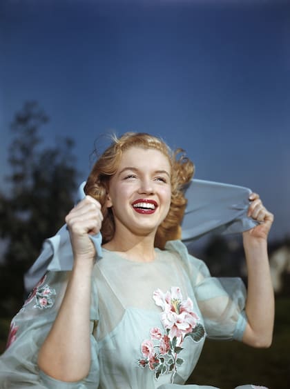Con el pelo natural pelirrojo, Marilyn Monroe posa para un retrato en 1947, en Los Ángeles