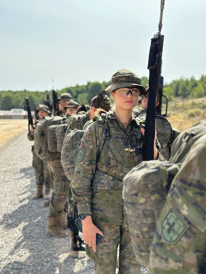 Con el pelo recogido, tal como indica el reglamento de la Academia, la princesa marchó con su fusil.