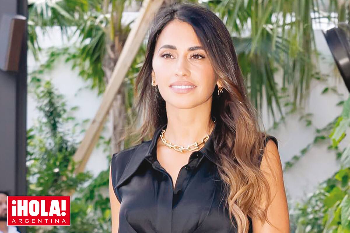 Con el pelo suelto con ondas suaves, Anto impactó con un look total black compuesto por un top con cuello camisero y pantalón ancho.