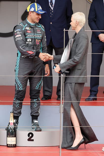 Con el pelo ultracorto y platinado, Charlene saludó al piloto neozelandés Chris Evans, quien tras finalizar la carrera conquistó el segundo lugar del podio. Para la ocasión, la princesa vistió un traje oversized con pantalones con abertura lateral en las piernas de la firma
Akris que combinó con stilettos de Christian Louboutin.