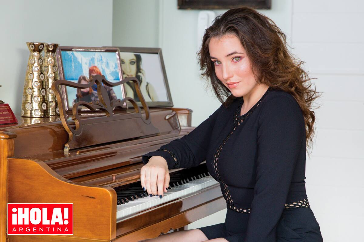 Con el piano en el que tocó sus primeras escalas, a los 10 años. En un extremo se ve el Grammy “a la excelencia musical” que su madre recibió en 2019.