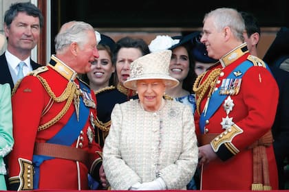 Con el príncipe de Gales y el duque de York, en junio de 2019, viendo el desfile Trooping The Colour desde el balcón del Palacio de Buckingham. Cinco meses después, Andrés se retiró de la vida pública tras conocerse su relación con Jeffrey Epstein.